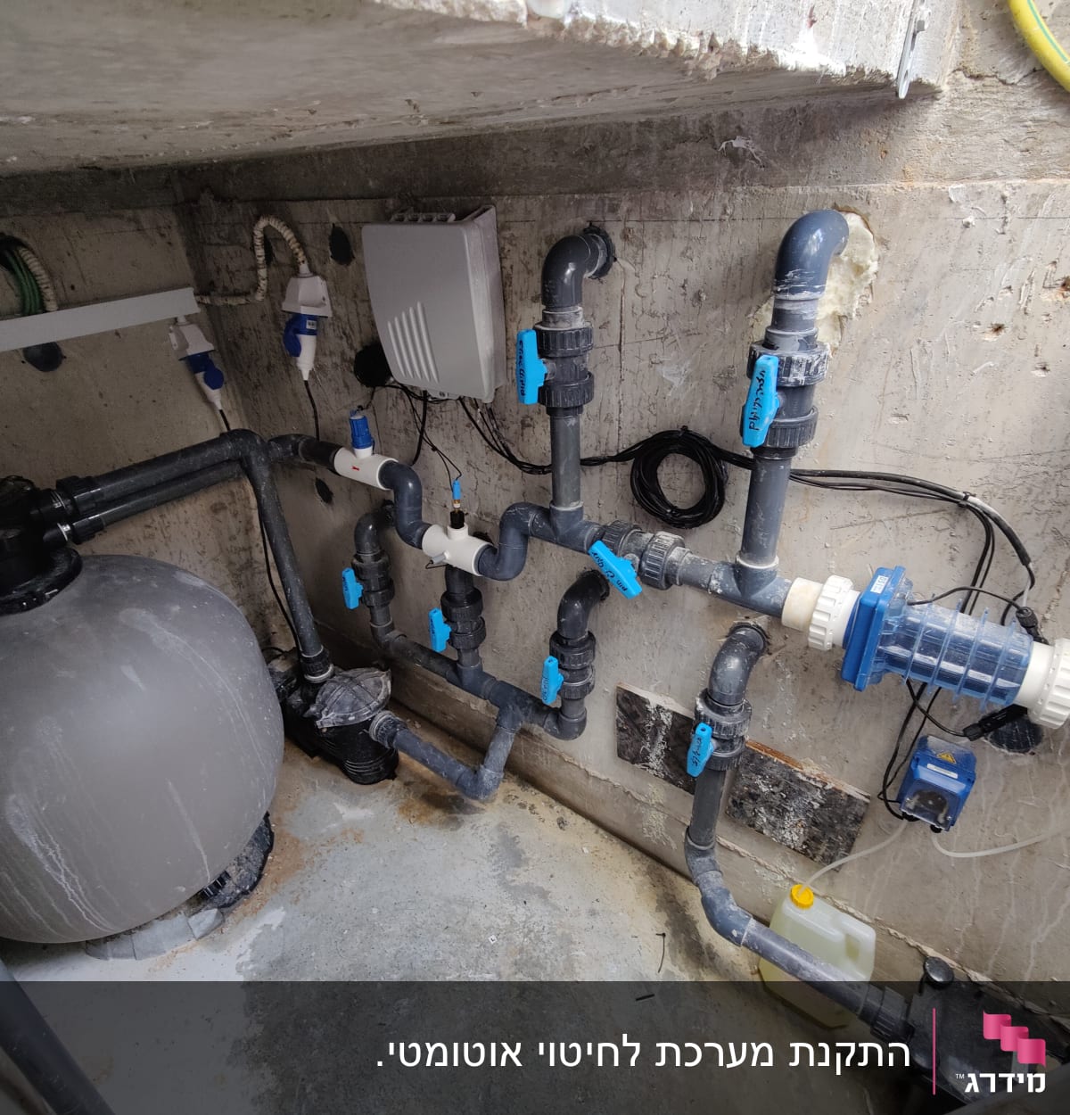 מערכת צינורות וציוד תחזוקת בריכה בחדר טכני